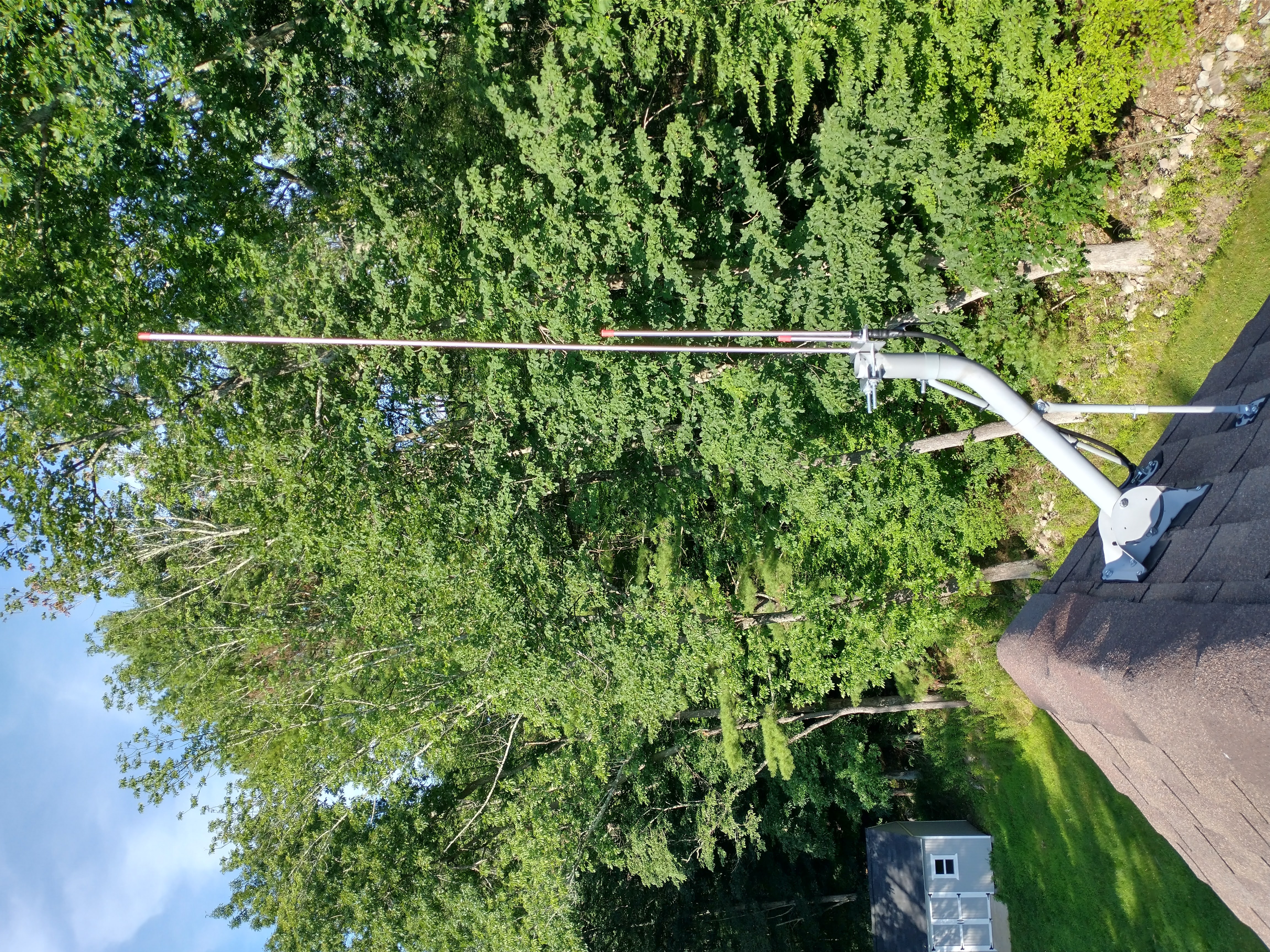 Figure 1. Antenna installed on the roof.